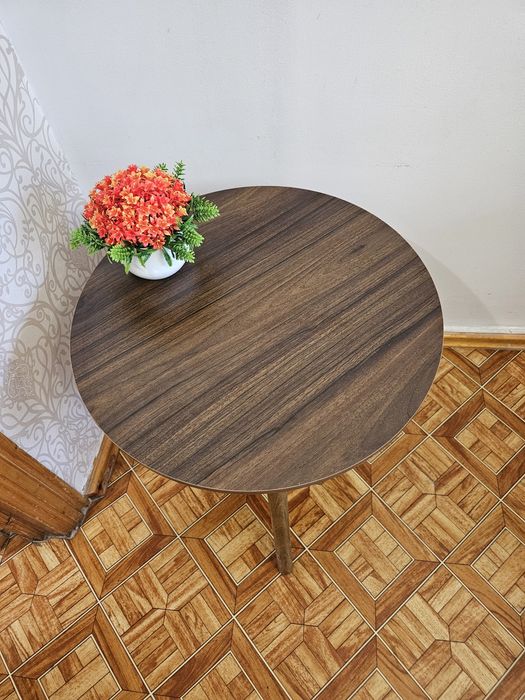 Стильный круглый стол