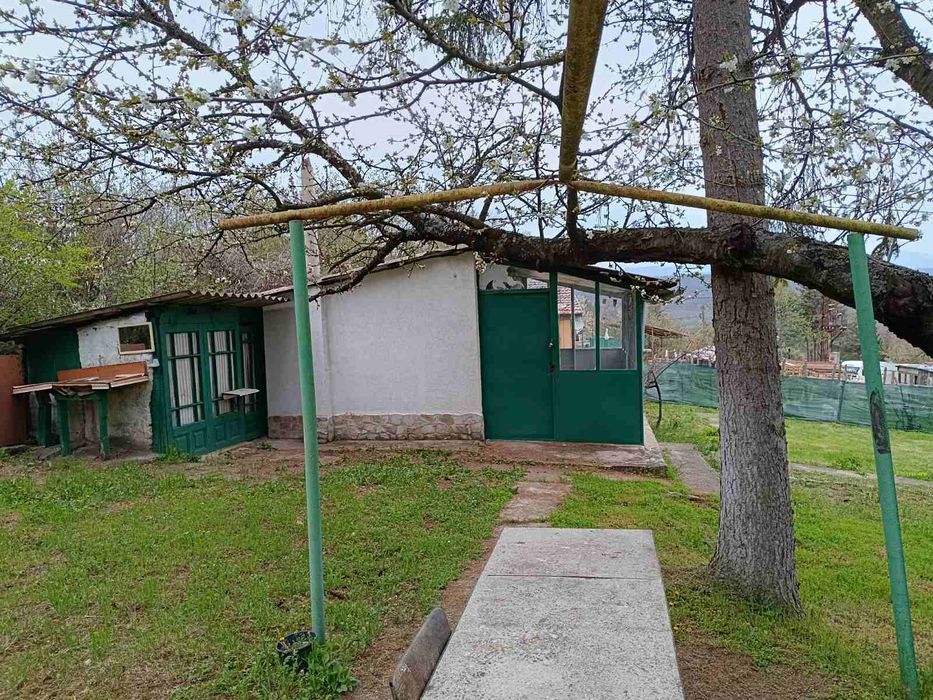 Уютна вила с голям двор и овощна градина в с. Макоцево