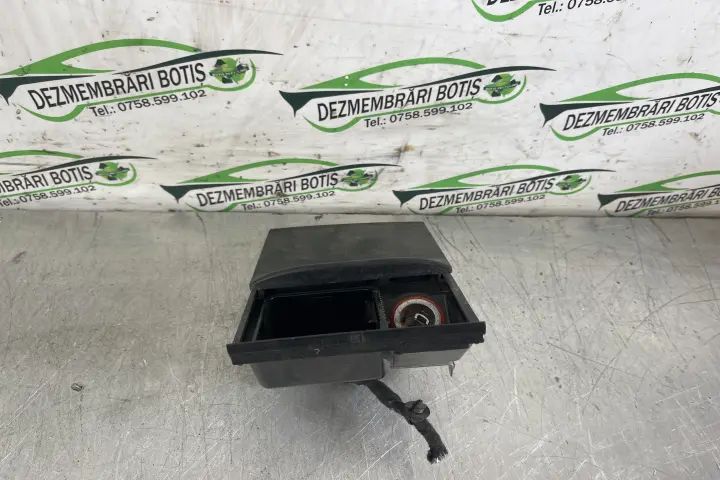 Scrumiera fata Volkswagen VW Golf 2005