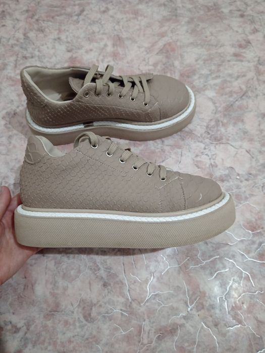 Женский кроссовка