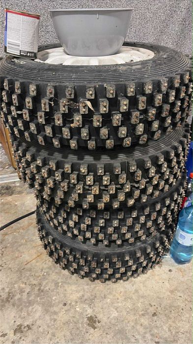 Cauciucuri cu crampoane metalice CanAm Maveric X3