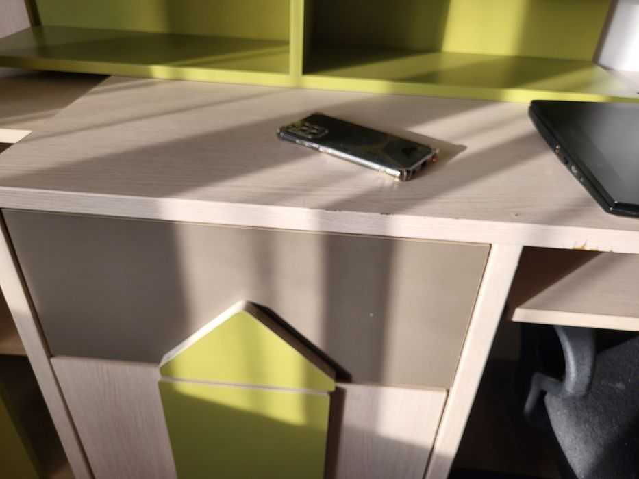 Vând dormitor 2 paturi suprapuse,dulap,birou noptieră poliță perete