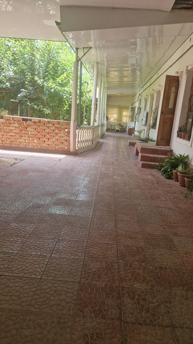 Hovli sotiladi 6 sotix 7 xona. hovli bo'lib ham sotiladi 3 sotixi