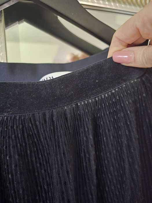 Fusta din tull cu buline, ideala pentru un loop fresh si tineresc