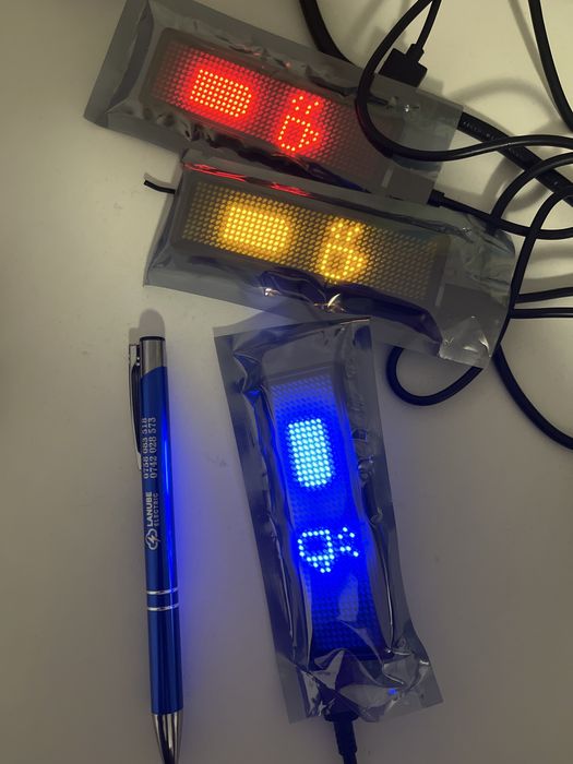 Vand badge-uri LED matrix (rosu, galben sau albastru)