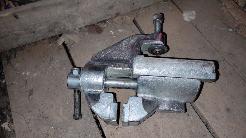 Продам тиски среднего размера