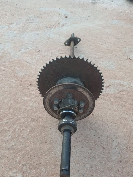 Osie spate pentru tractor de gazon, în stare folosită. Piesa este robustă și rezistentă.
Model ax cu până la roata.