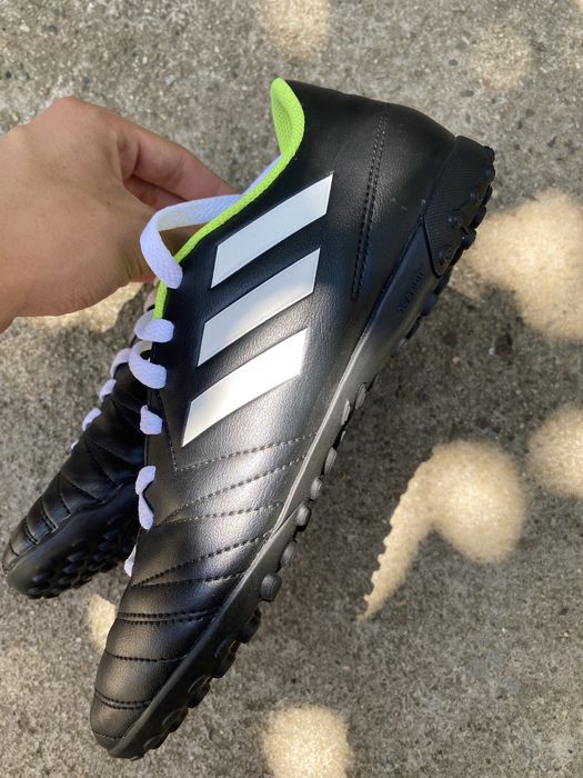 Vand ghete de fotbal adidas