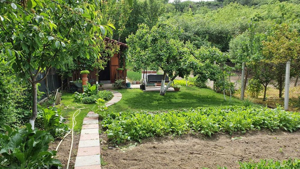 Vand apartament doua camere si teren