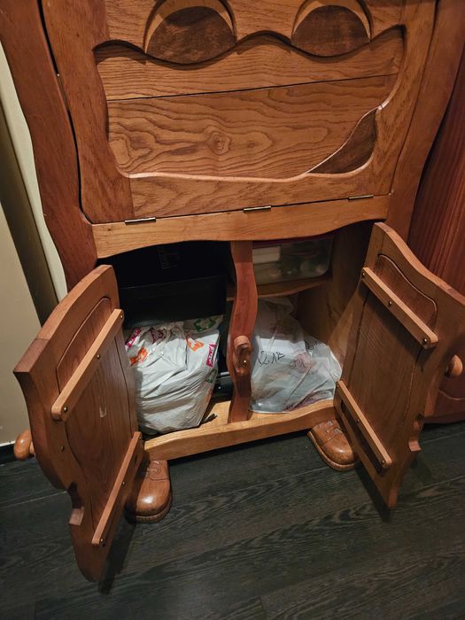 Масивен дървен шкаф