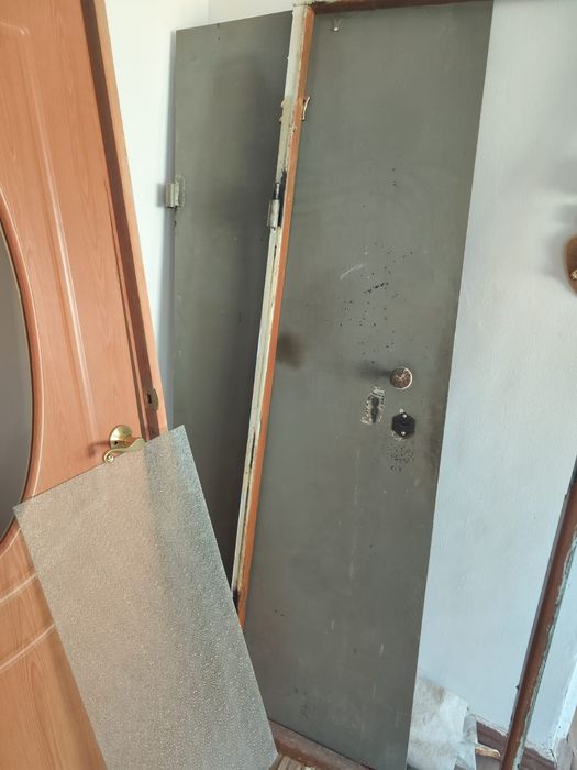 Продам двери б/у