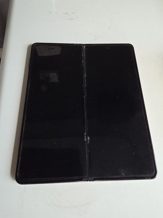 Samsung Z fold 5, zgârieturi pe ecranul mic, ecran mare fără zgârietur