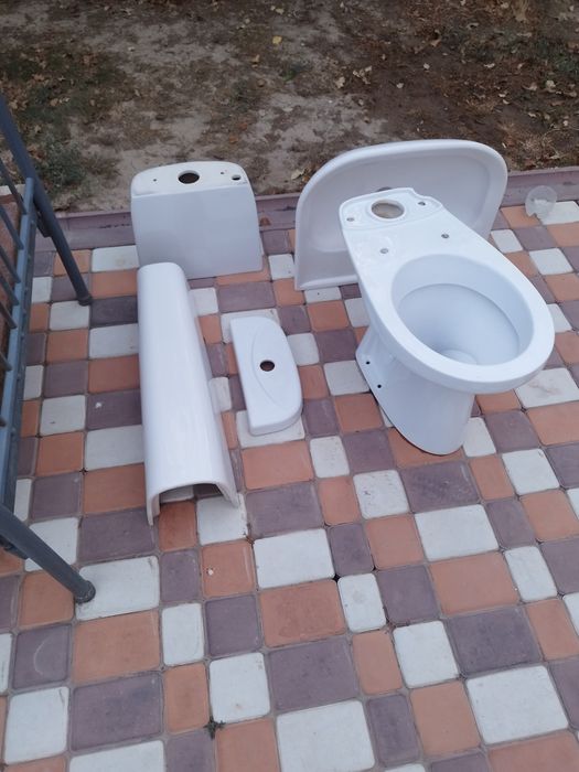 Продам унитаз, раковину в отличном состоянии.