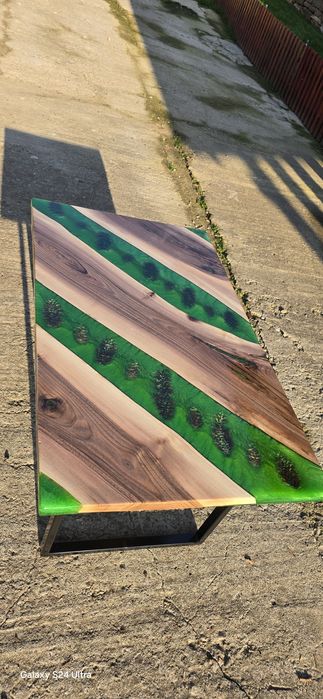 Masa cafea,lemn de nuc si rășină