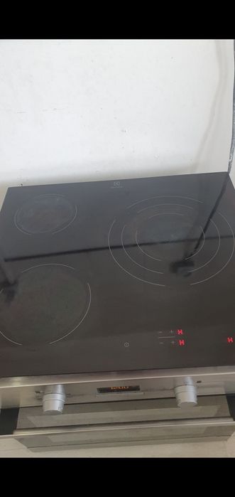 Электроплита с духовкой "Electrolux"