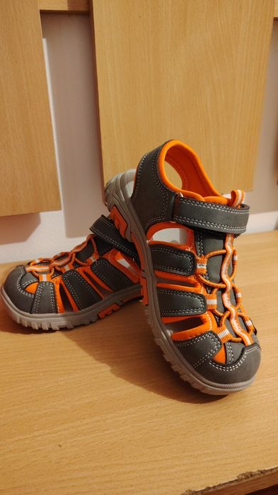Vând sandale băieti