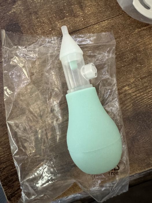 Книги за бременни, аспиратор за нос, чисто нови биберони