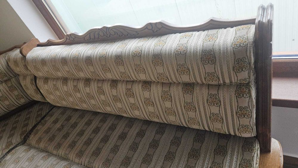 Coltar din lemn masiv sculptat, import Germania, cu masa si 2 scaune, impecabil