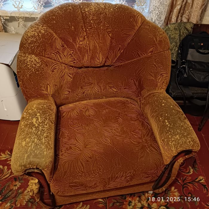 Диван раскладной и кресло.