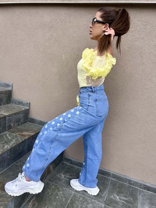 Страхотни дънки "балон" и уникално боди с къдрици