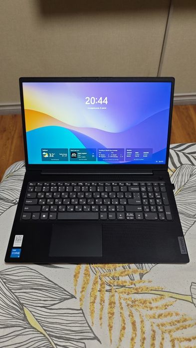 Ноутбук Levovo v15 G3. i3 1215U / RAM 12 GB / 1TB / FULL HD