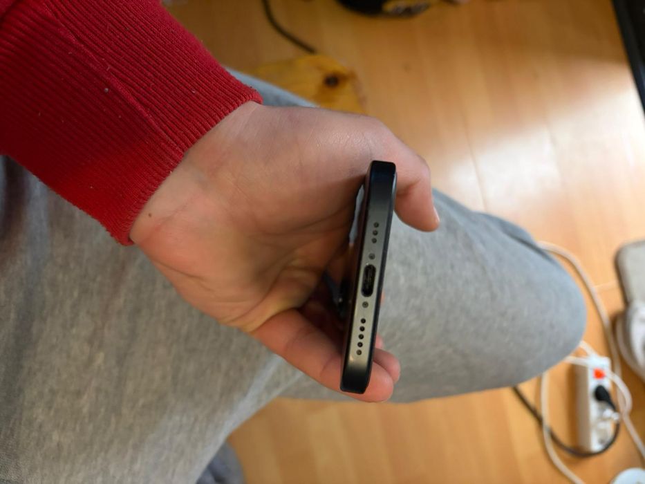 Vând iPhone 16 black