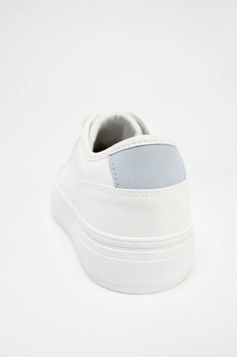 Белые кроссовки от бренда ZARA