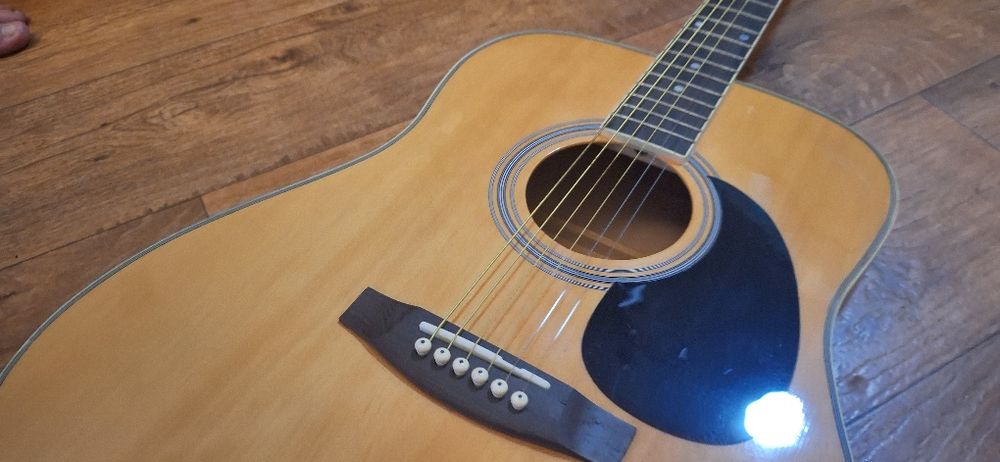 Гитара акустическая.