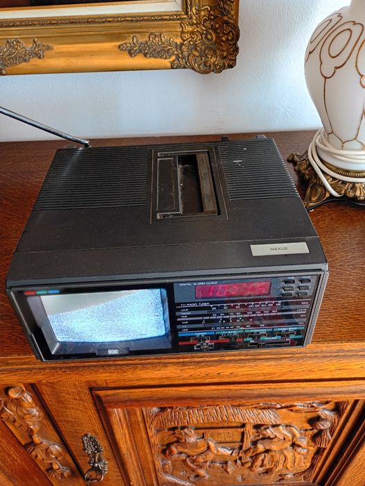 TV portabil cu radio și ceas deșteptător