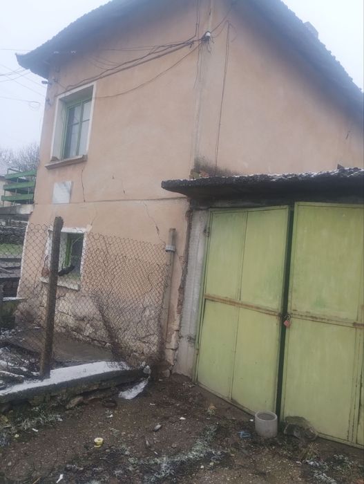 Къща с двор в с.Девене