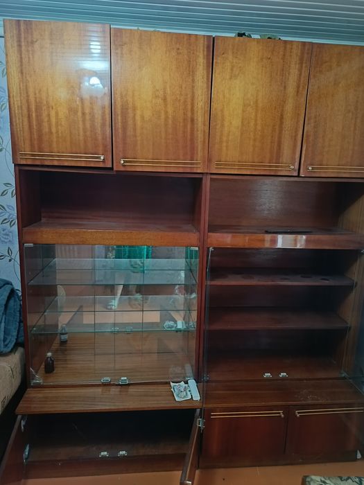 Продаётся стенка и прихожая