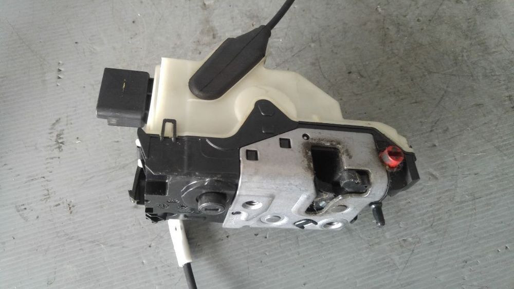 broasca iala usa dreapta spate peugeot 208 9688080780