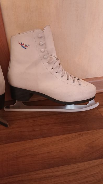 Коньки женские 40р-р. Отличное состояние.