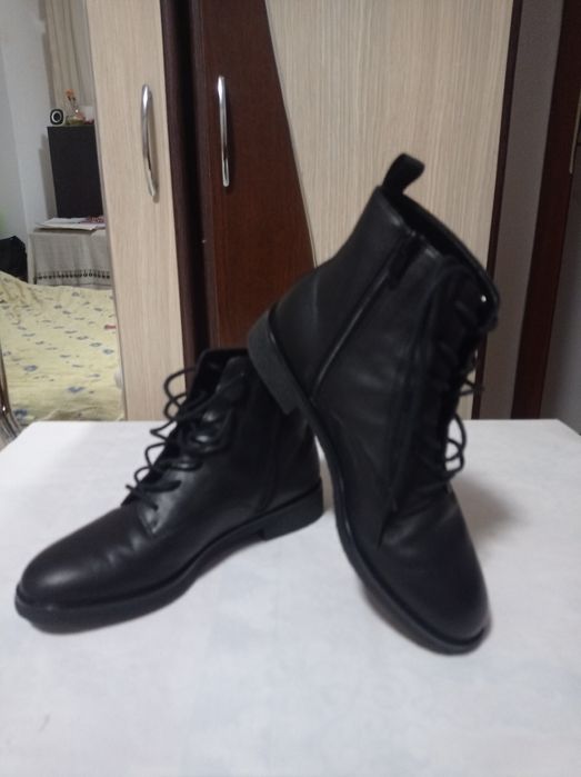 Ghete Dama,Clarks, Piele.Noi.Marime 35,5.Pret 300 de lei.