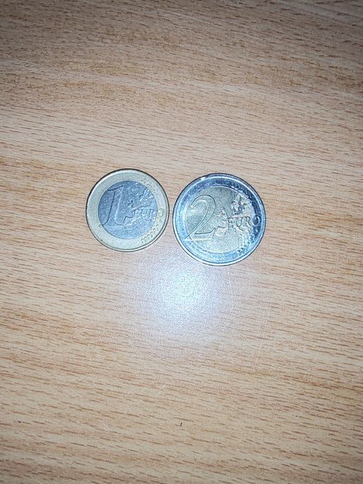 Две редки монети .С номинал от едно евро и две евро