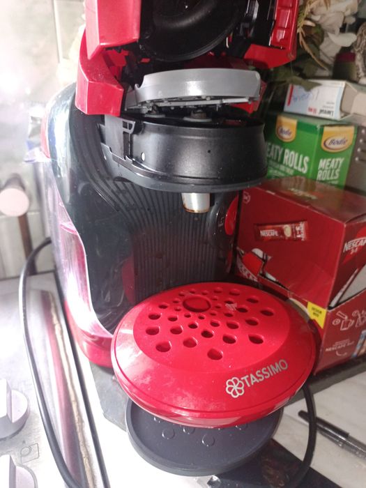 Vând 2 espressoare Bosch Tassimo și o cafetiera :)