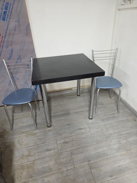 Стол и два стула