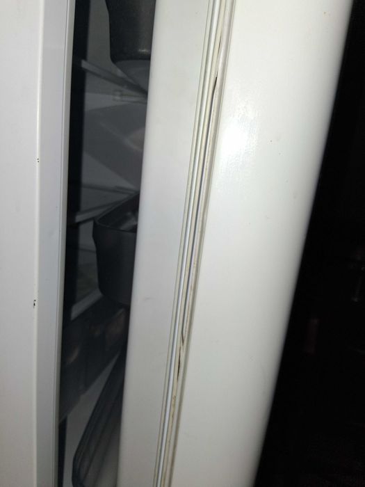 Хладилник с фризер Indesit за ползване,ремонт