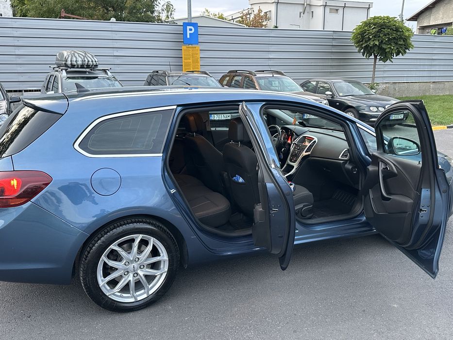 Vând Opel Astra Sport Tourer