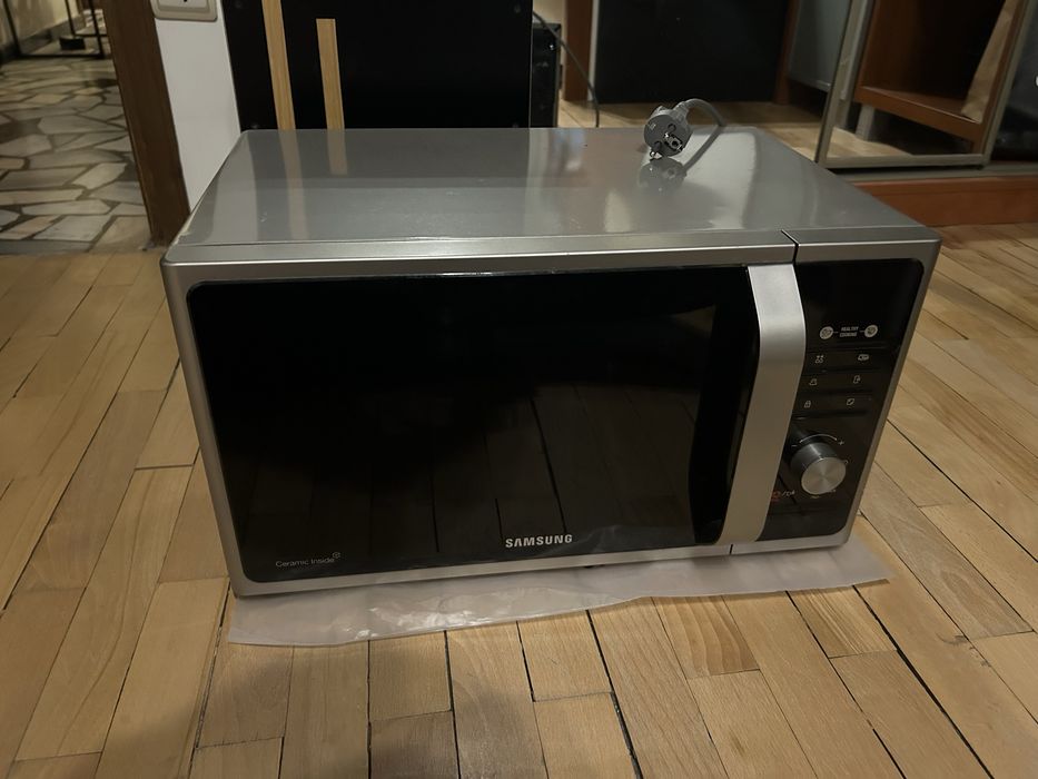 Микровълнова Samsung MS23F301TAS Като Нова