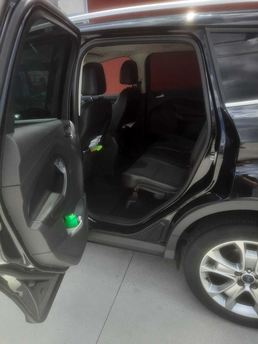 Ford Kuga Titanium culoare negru perlat , 180CP 4x4 sistem inteligent cu cutie de viteza automata