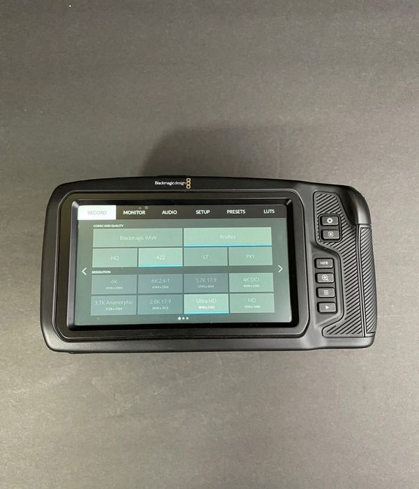 Black Magic Pocket Cinema Camera 6K yangi holatda