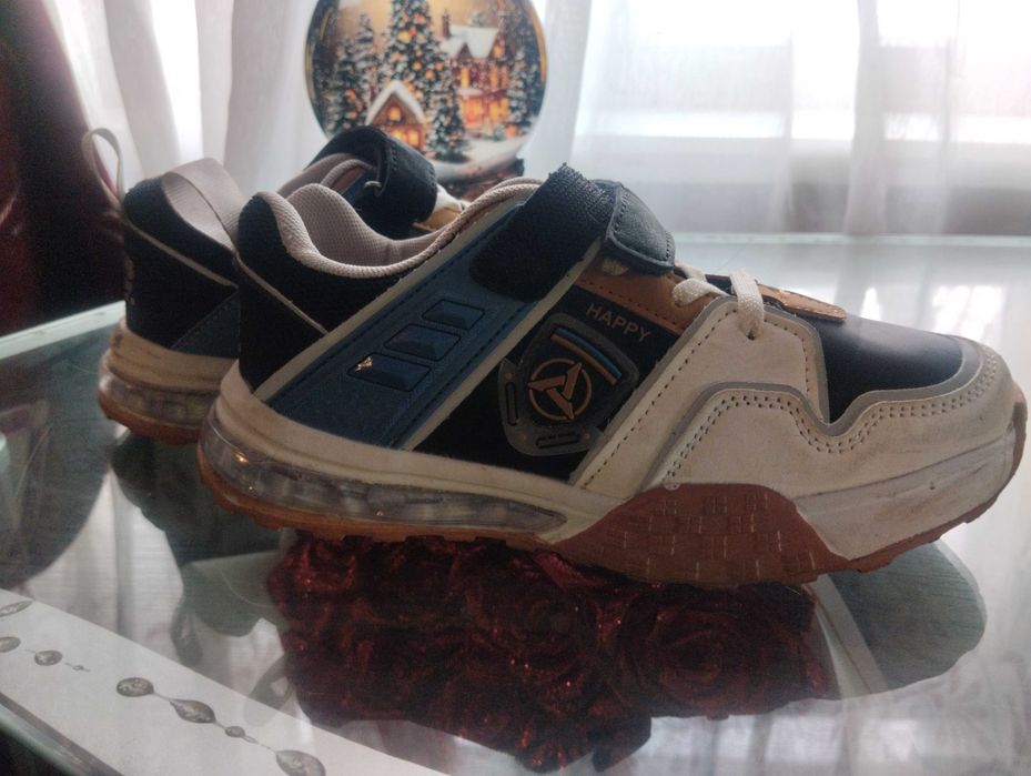 Продам кроссовки на мальчика