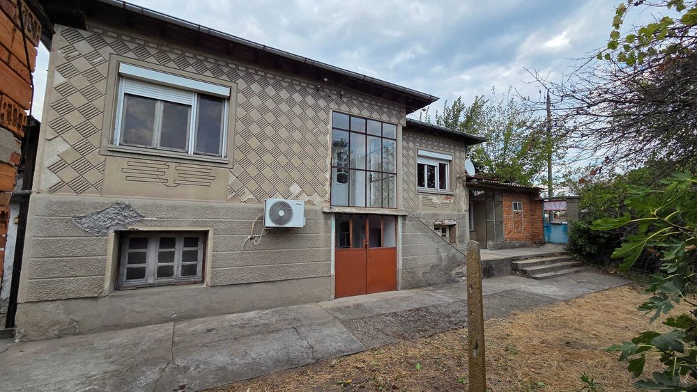 къща в гр Гълъбово - 3.8 дка