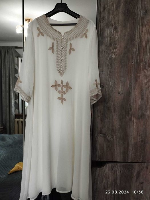 Продам несколько платьев новых и спортивные кеды