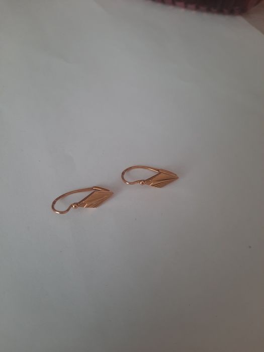 Продам золотые серьги