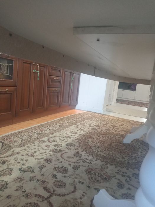 Продам стол цельный.