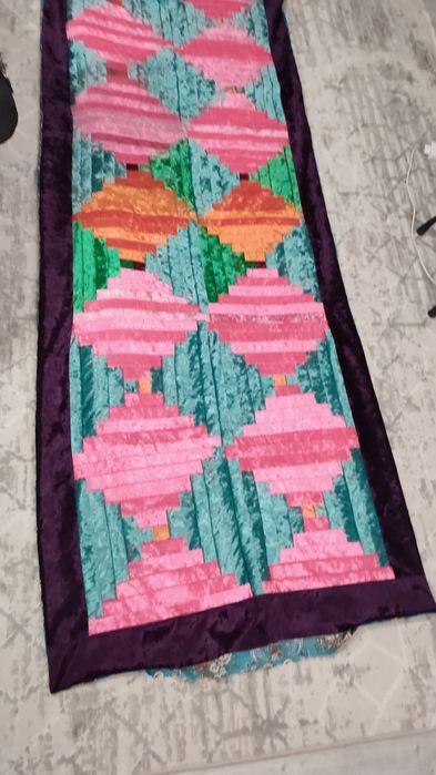 Корпе, колдан тигилген.