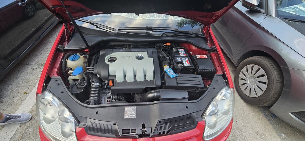VW Golf 5 UNITED  Roșu 2009 1.9 TDI ,105 CP  3900 E
