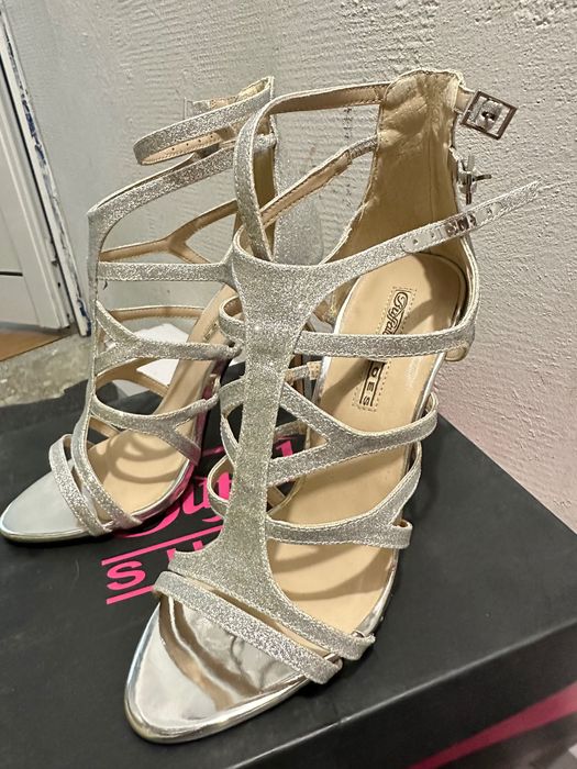 Сандали на висок ток